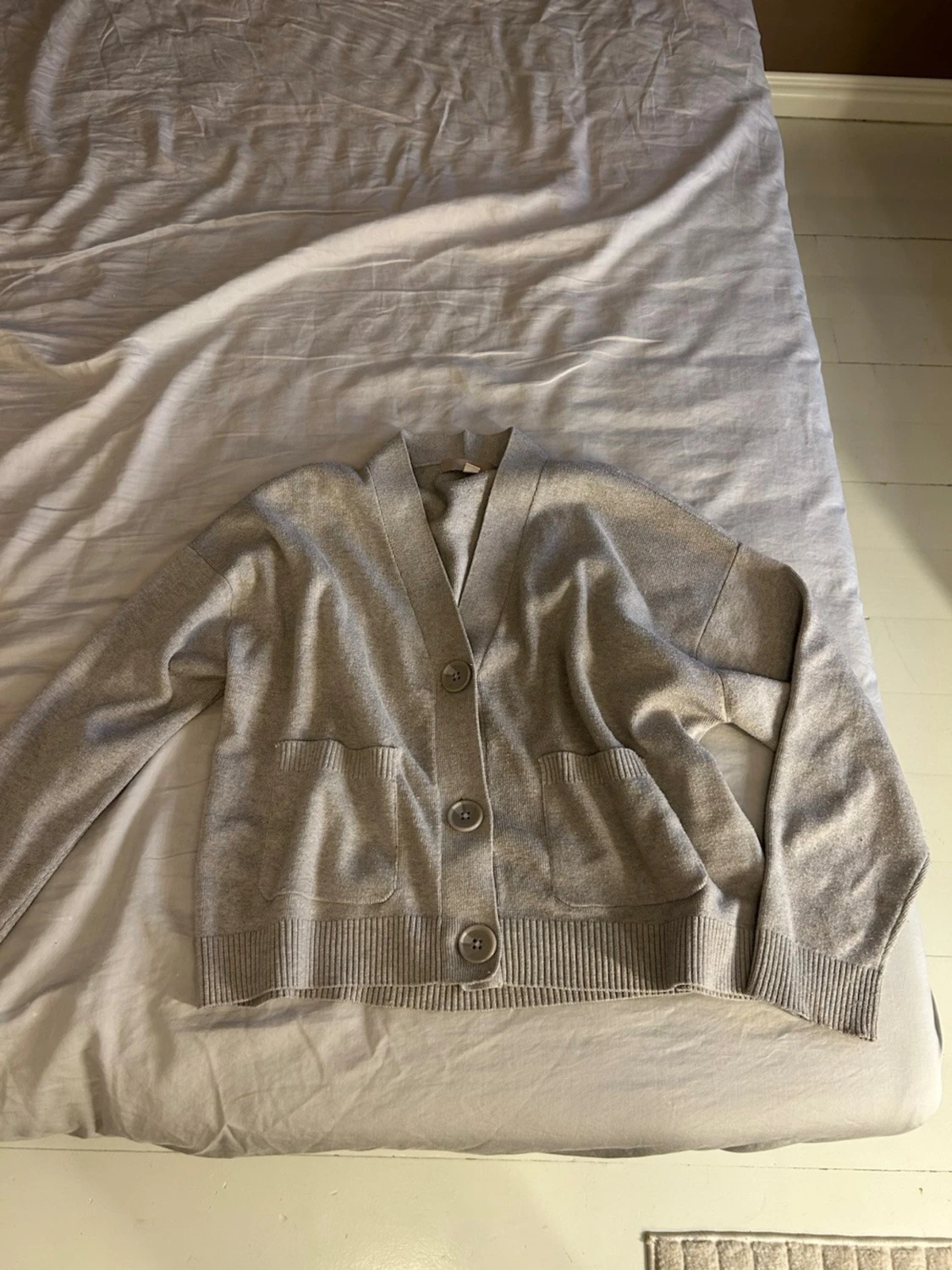 Grå kofta med stora knappar - 1