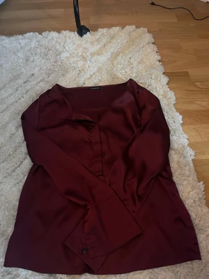 Vinröd blus  - Säljer en vinrödblus lägg gärna bud så jag inte vet vad den är köpt för 