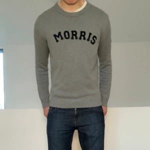 Grå Morris Tröja - Säljer en sjukt fet Finstickad Tröja från Morris. Tröjan är i en grå färg som passar allt och den har en perfekt passform. Storleken på tröjan är S och hör gärna av er vid frågor eller funderingar!!