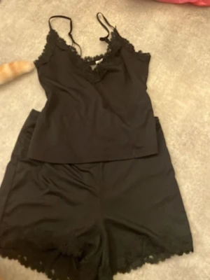 Svart pyjamas sett - Svart sett ifrån hm