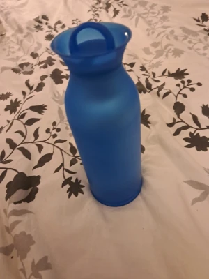 Vakuumflaska Termos 0,5 L. - En väldigt fin vakuumflaska i blå färg som har kapacitet på 0.5L.  Oöppnad och oanvänd i orginal förpackning.   Vid övriga frågor skicka gärna meddelande.  Lämnar självklart god omdömen om köparen gör det.  Ingen återköp eller retur om köparen går med på köpet.  Kolla in gärna på mina andra annonser!