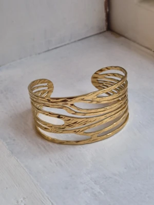 Gullig bangle / armband  - Supersnyggt oregelbundet armband! Ger gärna rabatt vid köp av flera grejor☺️