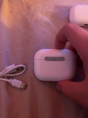 AirPods Pro 2 - Säljer ett par AirPods Pro 2 med USB-C laddningsetui. Hörlurarna är i fint skick och fungerar utmärkt, med aktiv brusreducering och transparensläge. Laddningskabel medföljer. Inga synliga repor eller skador på etui eller hörlurar.