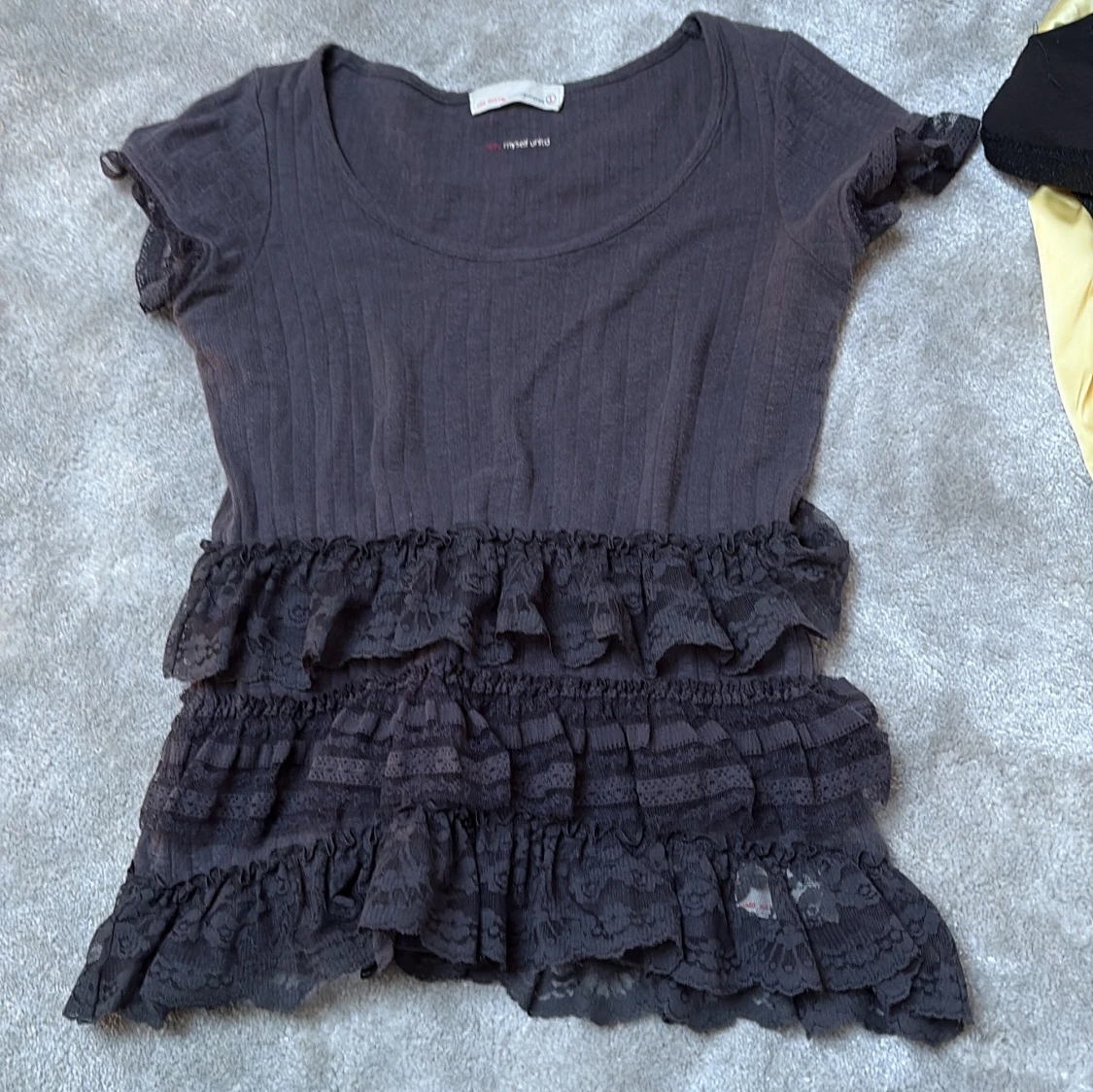 Svart blus med spetsvolanger