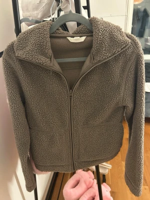 Teddy jacka  - Säljer denna mysiga teddy jacka från hm! Bra skick!