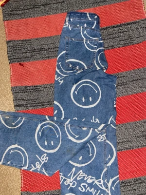 Jeans Byxor - Högmidja typ oanvända. Tid navelpiercing direkt efter jag köpte dom och kan/vill inte ha högmidjat längre. 
