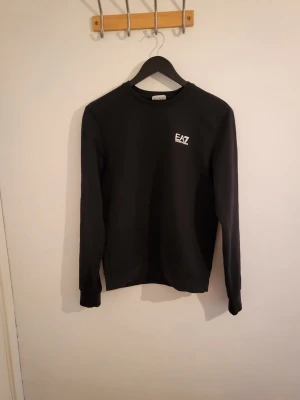 Svart EA7 sweatshirt med tryck - Som ny, storlek M