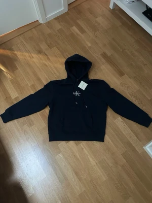 Calvin Klein  - Calvin Klein Kofta den är helt o använd. Färgen mörkblå. Storlek M 