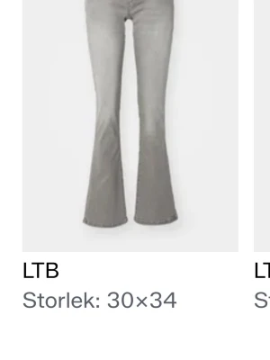 Grå bootcut jeans från LTB - Snygga grå jeans från LTB i bootcut-modell med klassisk femficksdesign och dragkedja. Jeansen har en ljusgrå ton och är tillverkade i mjukt bomullsmaterial med lite stretch för extra komfort. Perfekt för dig som gillar retrovibbar och vill sticka ut. Dom är 30x34. Pris kan diskuteras och bara att be om fler bilder om det önskas! 