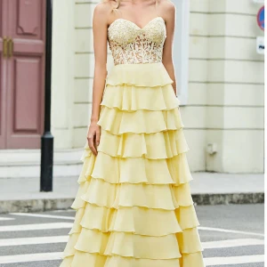 Balklänning - Super fin balklänning, använd endast en gång. Lite smutsig längst ned men inget som syns vid användning, annars inga defekter. Den är avsydd och skulle säga att den passar de under 175 cm om man vill att den ska gå till marken💕