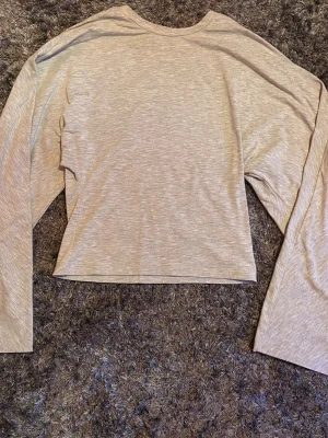 Grå långärmad topp från Nelly - Lång i armarna och använt få gånger 