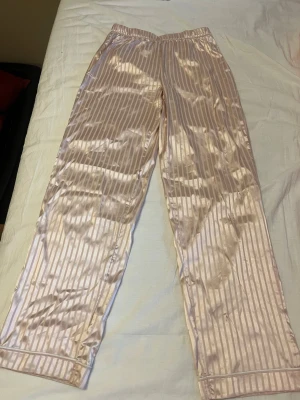 Satin pyjamasbyxor - Säljer dessa randiga pyjamasbyxor från New Yorker🩷
