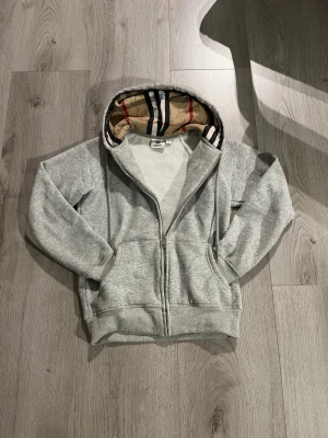 Burburry tröja - Passar dig som är runt 160-166. Skön och go tröja. Kan ej garantera äkthet då tröjan är köpt på plick