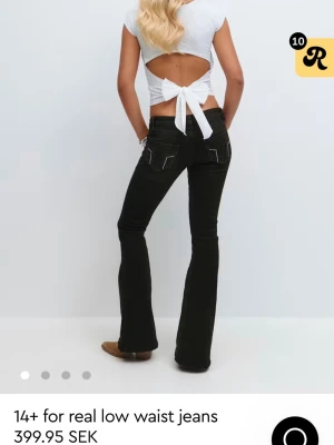 Svarta low waist bootcut jeans - Slutsålda svarta jeans med väldigt låg midja och bootcut-ben från Gina tricot. Använda ungefär 2 gånger med inga defekter! Skriv privat för mer information och fler bilder!!