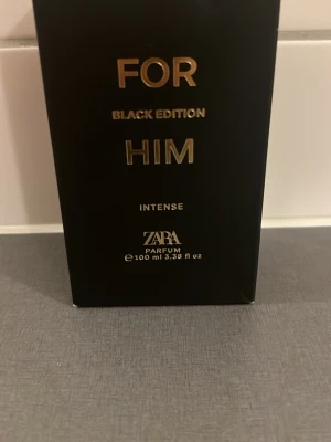 Zara Black Edition For Him - Zara Black Edition For Him Intense är en parfym på 100 ml, tillverkad i Spanien. Snygg och modern doft för dig som vill sticka ut och känna dig självsäker. Perfekt för dig som gillar stilrena och exklusiva produkter.