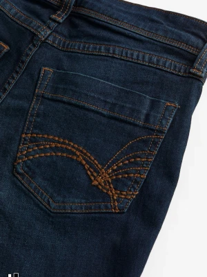 Jeans med detalj på bakfickan  - Mörkblåa jeans från H&M med broderi på bakfickan. Finns ej att köpa längre.💓