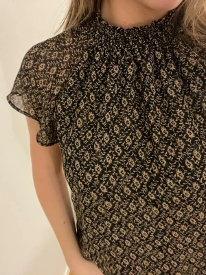 Mönstrad blus Neo Noir - Mönstrad blus från Neo Noir!