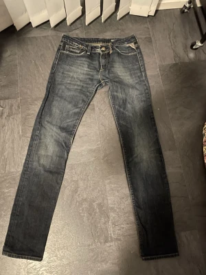 Replay jeans - snygga replay jeans med små och fina detaljer. skulle säga att passformen är slim och de är lågmidjade. hör av dig för mått eller andra frågor! 💓