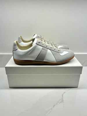 Maison Margiela Gats - En av dem få autentiska Maison Margiela Gats | Sprillans nya skick 10/10 | Storlek 44 | KVITTO finns, box och dust-bag tillkommer vid köp | Hör av er för mer information/bilder! 