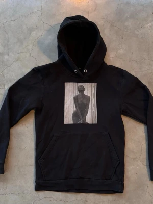 Hoodie med Tryck  - En fet hoodie med ett fett tryck. 