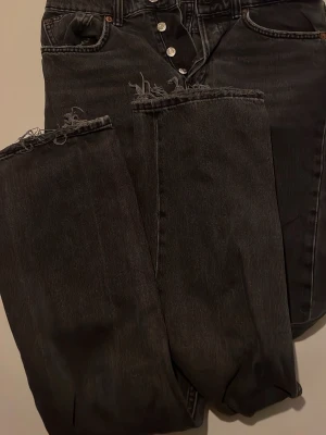Svarta jeans från zara  - Jeans från Zara i rak modell med hög midja