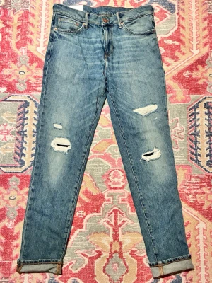 H&M jeans slim fit - Säljer nu de här feta jeansen från H&M med slitningar efter varsam användning. Jeansen är i storlek 31/32. Hör av er vid minsta fråga eller fundering😁