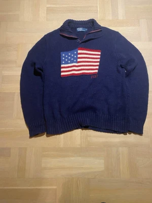 Mörkblå stickad tröja Polo Ralph Lauren - Jag säljer en USA stickad ralph lauren tröja som är perfekt nu inför vintern❄️ || Skick: 8,5/10 ||Storlek: L || Tveka inte på att ställa frågor😉