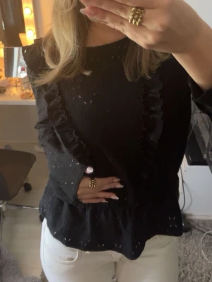 volang topp - ihålig svart topp med volanger. Knapp använd.