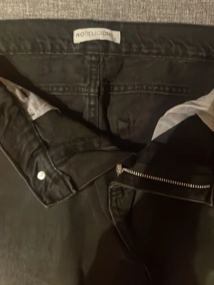 Svarta jeans från Noreligion - Säljer ett par svarta jeans från Noreligion. 