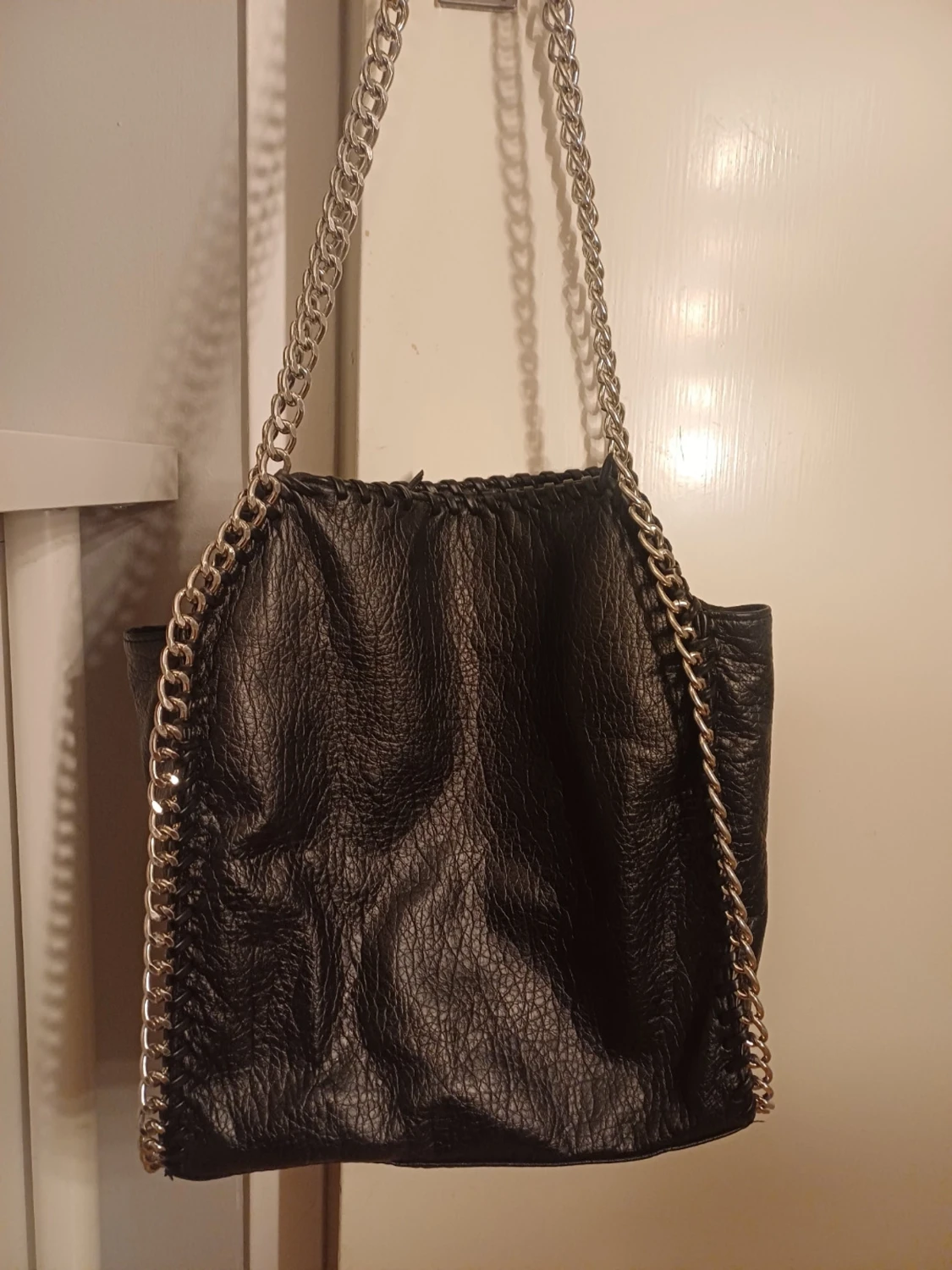 Svart axelväska med kedja från Tiamo