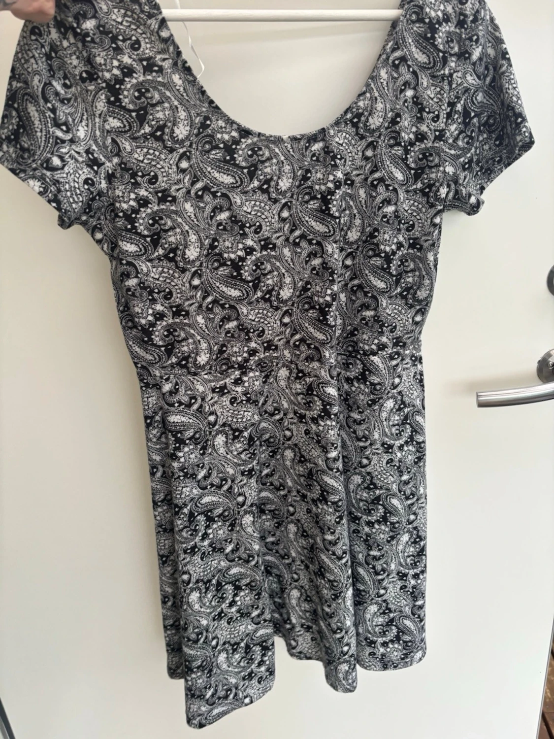 Svartvit paisleymönstrad kortklänning - 1