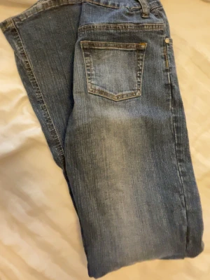 Blå Bootcut jeans  - Snygga blå bootcut jeans från Nicole,passar mig i längden som är 167