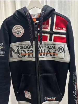 Geo graphical Norway hoodie😍 - Säljer en riktigt fet geograph Norway hoodie som är väldigt efterfrågad, den är knappt använd och är riktigt skön! Hör av dig vid frågor💯