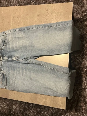 Legendary Regular ljusblå jeans W34 L32 - Ljusblå jeans från Legendary i regular fit med klassisk femficksdesign och raka ben. Jeansen har en enkel look utan slitningar eller dekorationer, och är tillverkade i tåligt denimtyg. Perfekta för dig som gillar en clean och avslappnad stil.