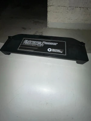 Hockeyplatta med passare och dribblare  - Hockeyplatta med dribblare och passare, knappt använd. 4*2m