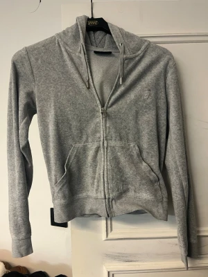 Juicy couture kofta  - Helt okej skick, lite missfärgning vid metall delar.