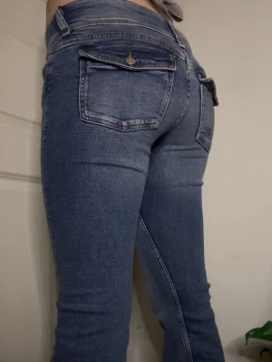 Low waist jeans - Säljer nu dessa jeans då dem e för korta för mig o lite tajta i midjan🩷 midjemått är ca 37. Bara att höra av sig om frågor. Säljer billigt då dem har en fläck på bakfickan jag inte får bort:)