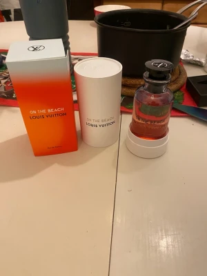 Louis Vuitton On The Beach parfym - On The Beach från Louis Vuitton är en Eau de Parfum med snygg förpackning som sticker ut. Perfekt för dig som vill ha något exklusivt och trendigt i din samling.