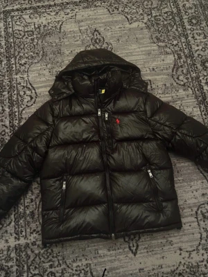 Svart Ralph Lauren Polo Jacka - Ralph Lauren Jacka Perfekt för vinter| Skick 10/10|Pris 3200| Passade inte mig i smaken| Pris kan diskuteras