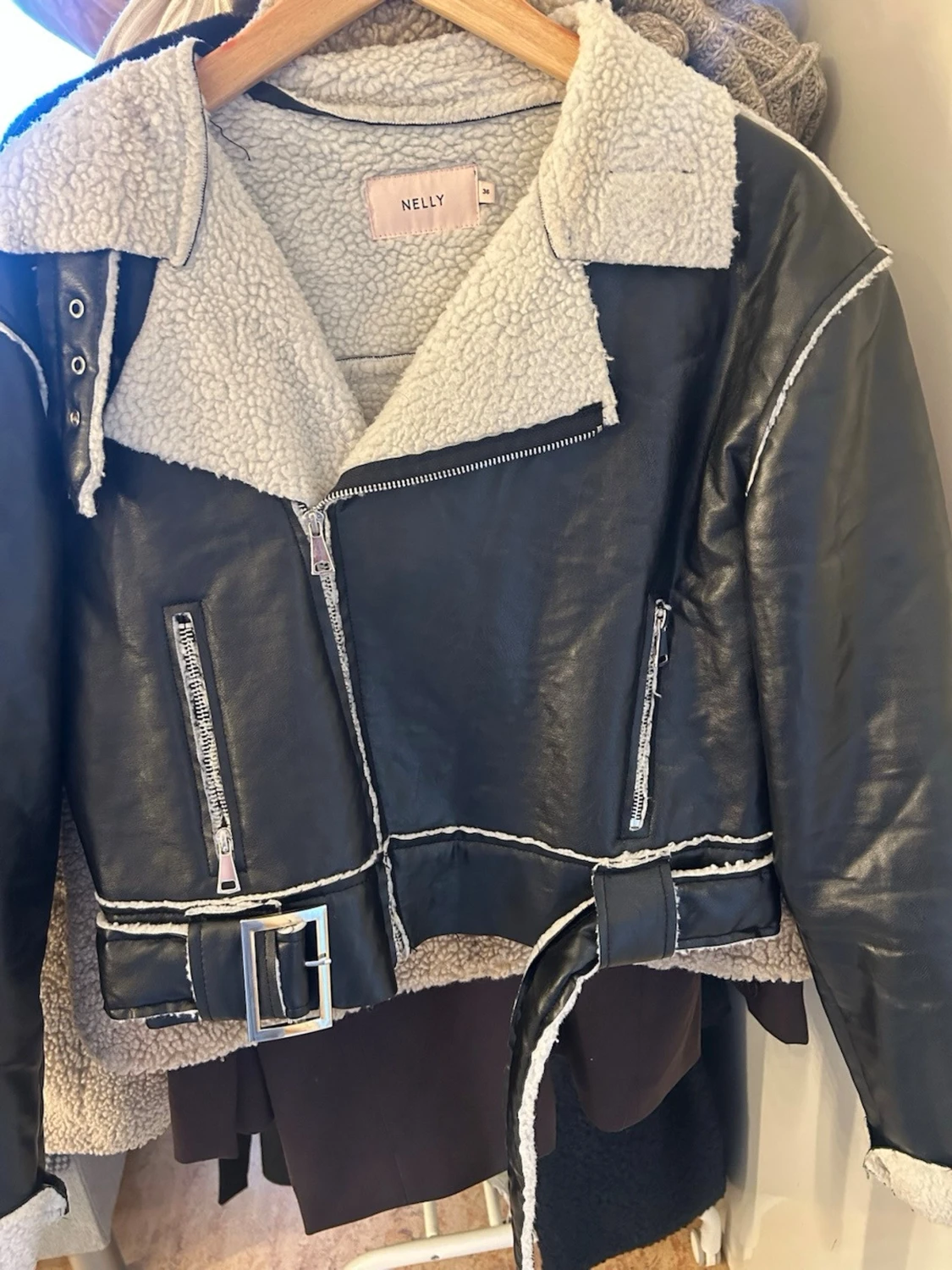 Svart teddyjacka med skinn från Nelly - 1