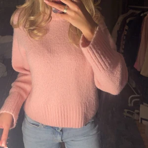 Rosa stickad tröja - Mysig rosa stickad tröja med långa ärmar och ribbade detaljer vid ärmslut och nederkant. Säljer pga flytt🩷 tveka inte o skriva ifall ni har några frågor⭐️