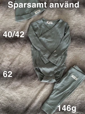 Newbie set med mössa - Sparsamt använd. Storlek 62 och mössa 40/42. Svårt att beskriva färgen 