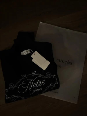 Svart stickad tröja Notre Succès - Marinblå stickad tröja från Notre Succès. Helt ny. Nypris 1 200kr.