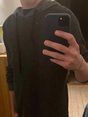 Stickad hoodie - Säljer en riktigt snygg stickad hoodie i färgerna grå och svart. Skönt material och snygg passform. I bra skick. Pris kan diskuteras!