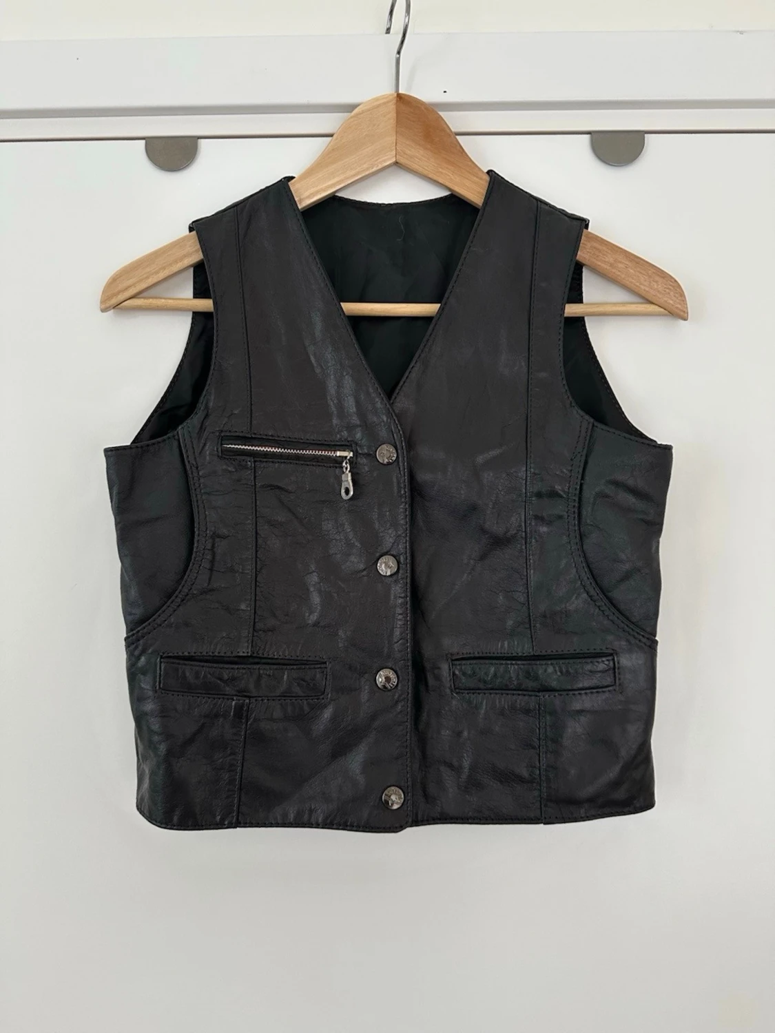 Svart skinnväst med fickor och dragkedja