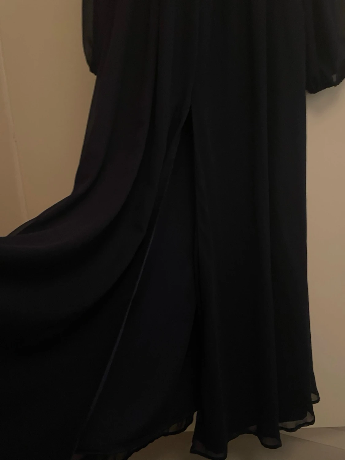 Marinblå långklänning med v-ringning och slit - 2