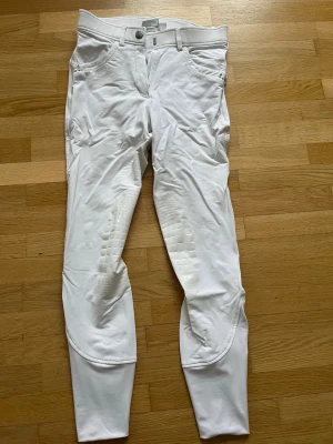 Vita ridbyxor från CRW nyskick - Knäskoning. Använda vid 2 tillfällen 