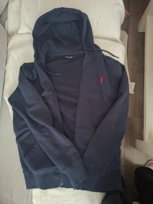 Polo club zipper hoodie - Polo club zipper hoodie i bra skick, knappt använd storlek small köptes från zalando finns kvitto, finns och hämta i torlsanda