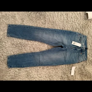 Blå jeans från Bubbleroom, storlek 34 - Snygga blå jeans från Bubbleroom i klassisk femficksmodell. Jeansen har en rak passform med normal midja och är tillverkade i slitstarkt denim. Aldrig använda och prislapp är fortfarande kvar😊