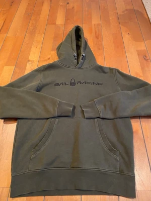 Sail Racing Hoodie  - Snygg hoodie från sail racing i jättebra skick i STL M, passar även S